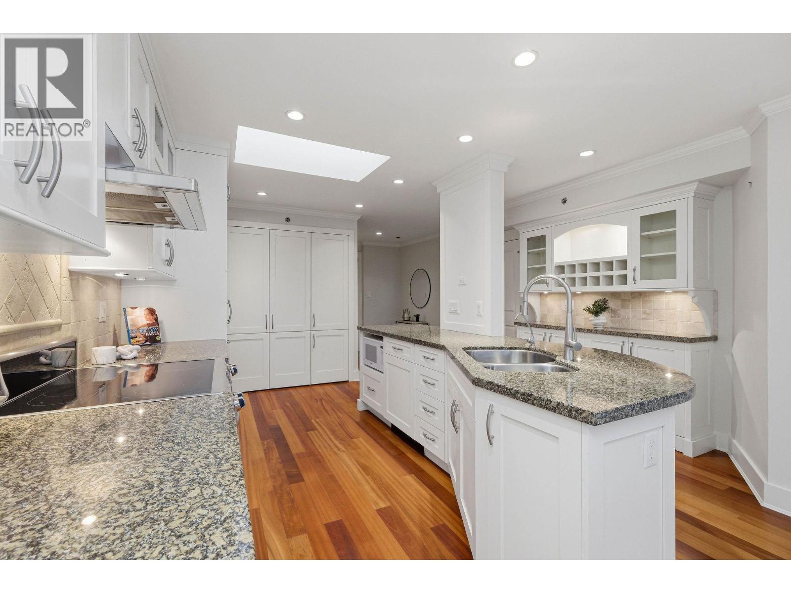 302 2455 Bellevue Avenue, West Vancouver, British Columbia  V7V 1E1 - Photo 5 - R3102717