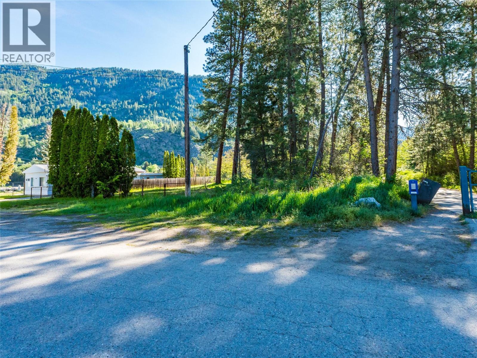 225 2nd Avenue, Castlegar, British Columbia  V1N 3C2 - Photo 11 - 10386871