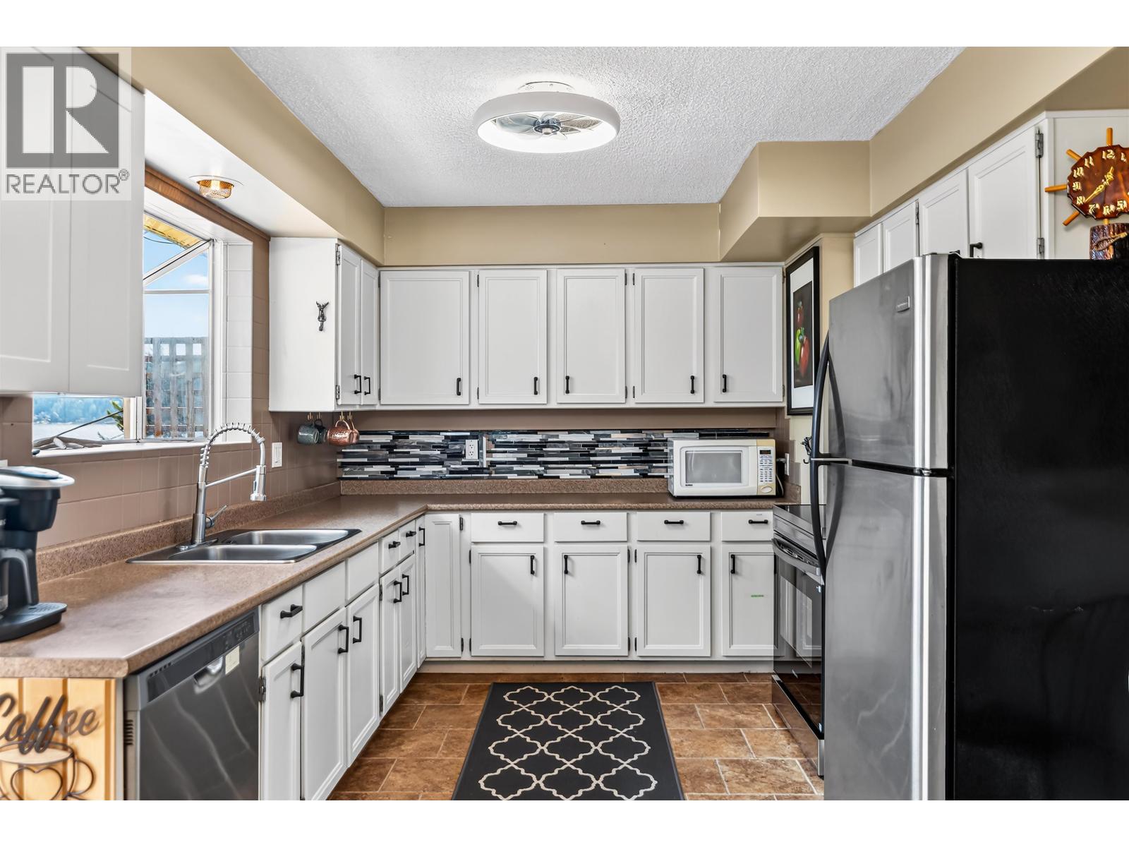 1849 North Road, Gibsons, British Columbia  V0N 1V1 - Photo 11 - R3113426