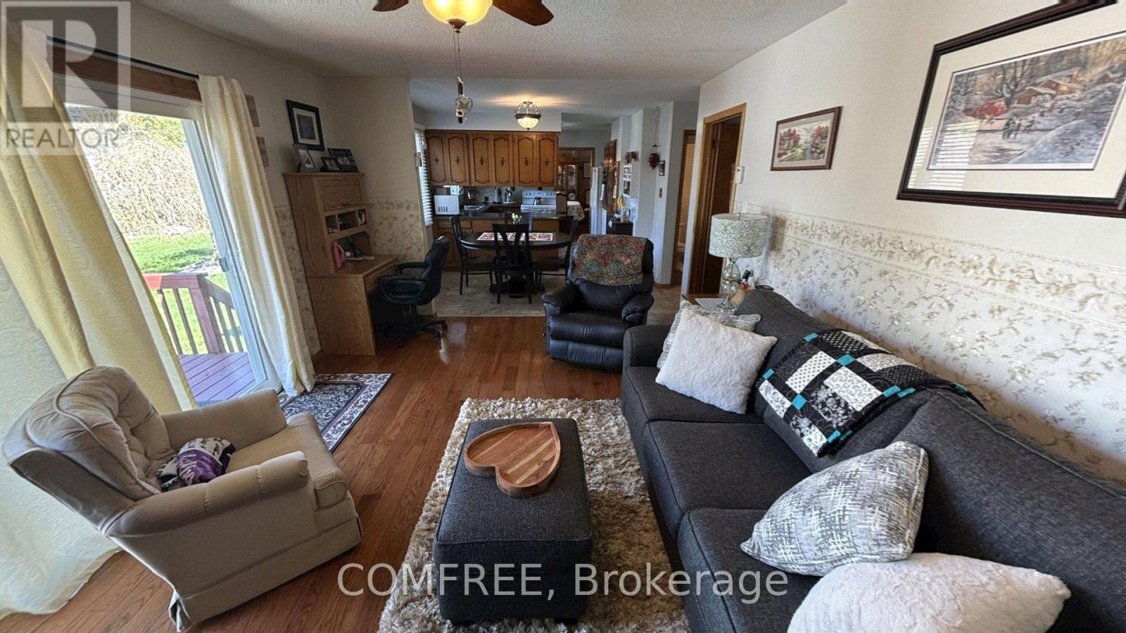 4088 Florence Avenue, Petrolia, Ontario N0N 1R0 - Photo 3 - X13125178