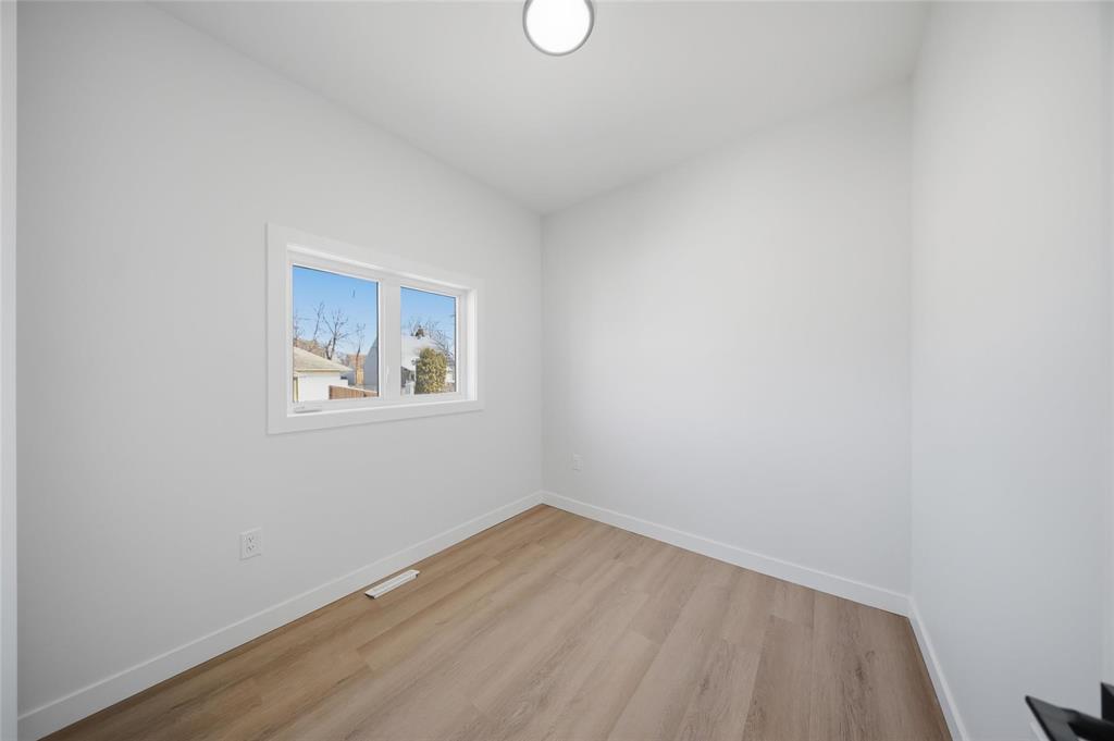 1327 Manitoba Avenue, Winnipeg, Manitoba  R2X 0K8 - Photo 4 - 202610462