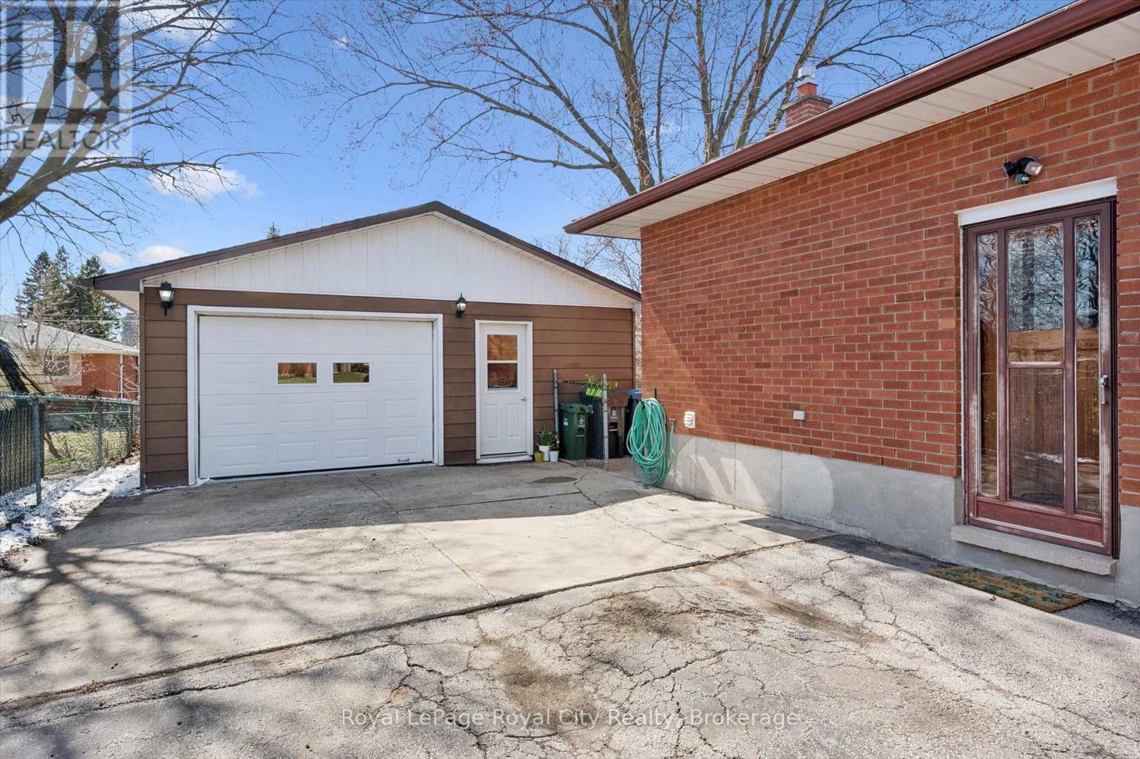 16 KENWOOD CRESCENT, Guelph, Ontario