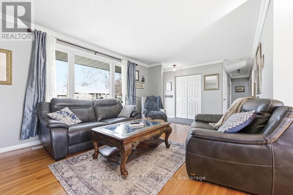 70 Selkirk Street, Petawawa, Ontario  K8H 1P4 - Photo 10 - X13125192