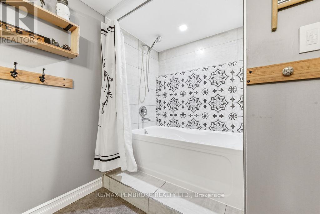 70 Selkirk Street, Petawawa, Ontario  K8H 1P4 - Photo 40 - X13125192