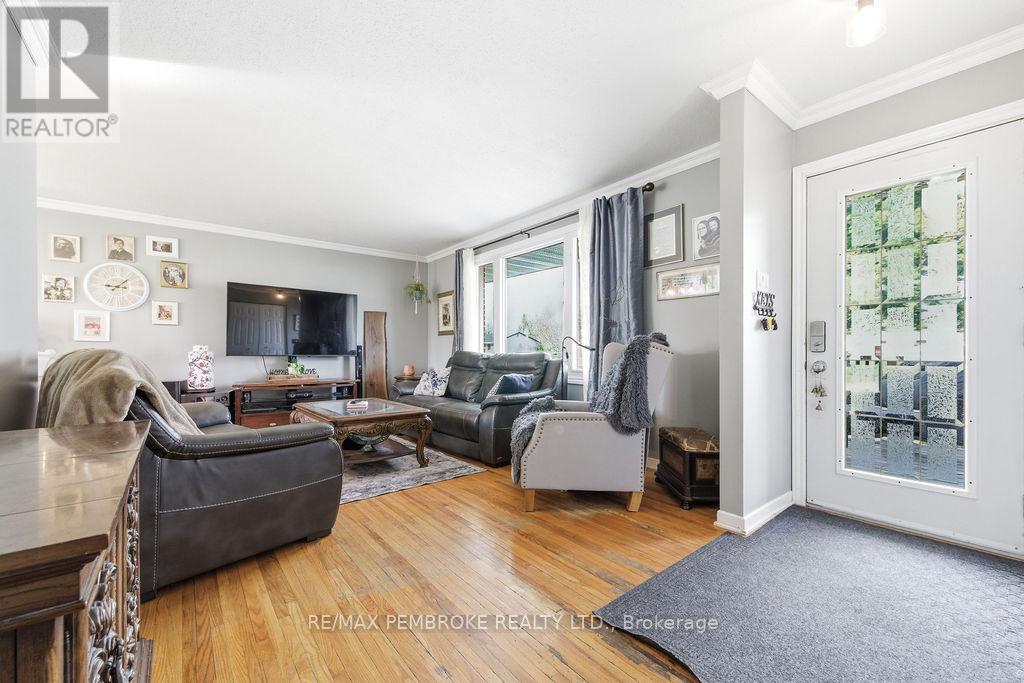 70 Selkirk Street, Petawawa, Ontario  K8H 1P4 - Photo 7 - X13125192