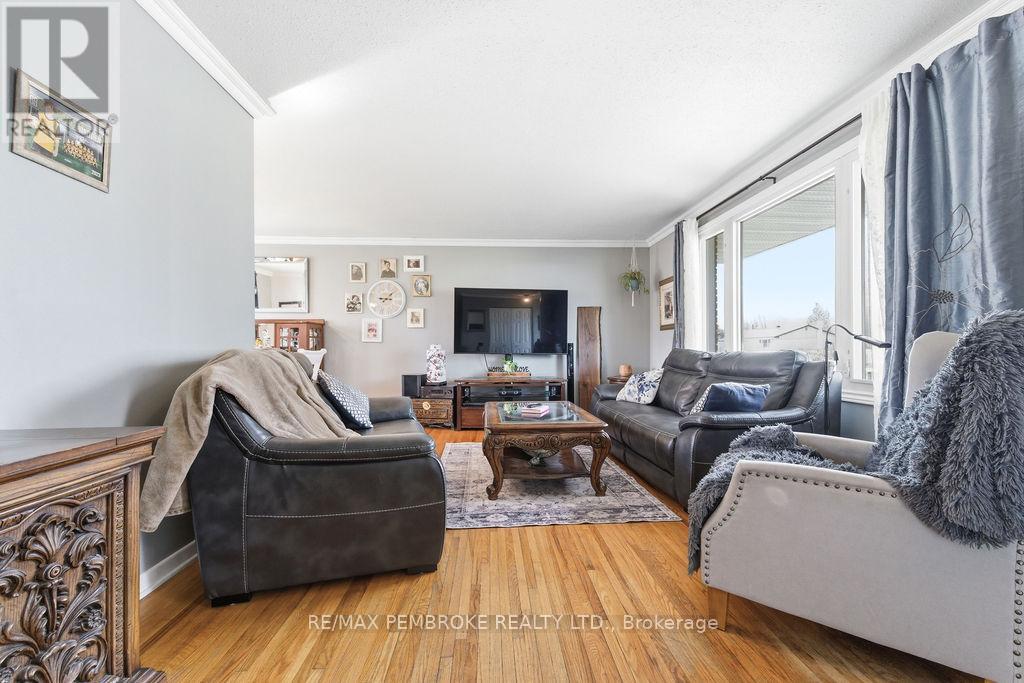 70 Selkirk Street, Petawawa, Ontario  K8H 1P4 - Photo 8 - X13125192