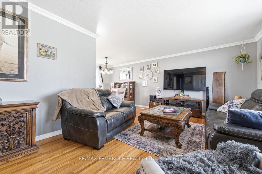 70 Selkirk Street, Petawawa, Ontario  K8H 1P4 - Photo 9 - X13125192