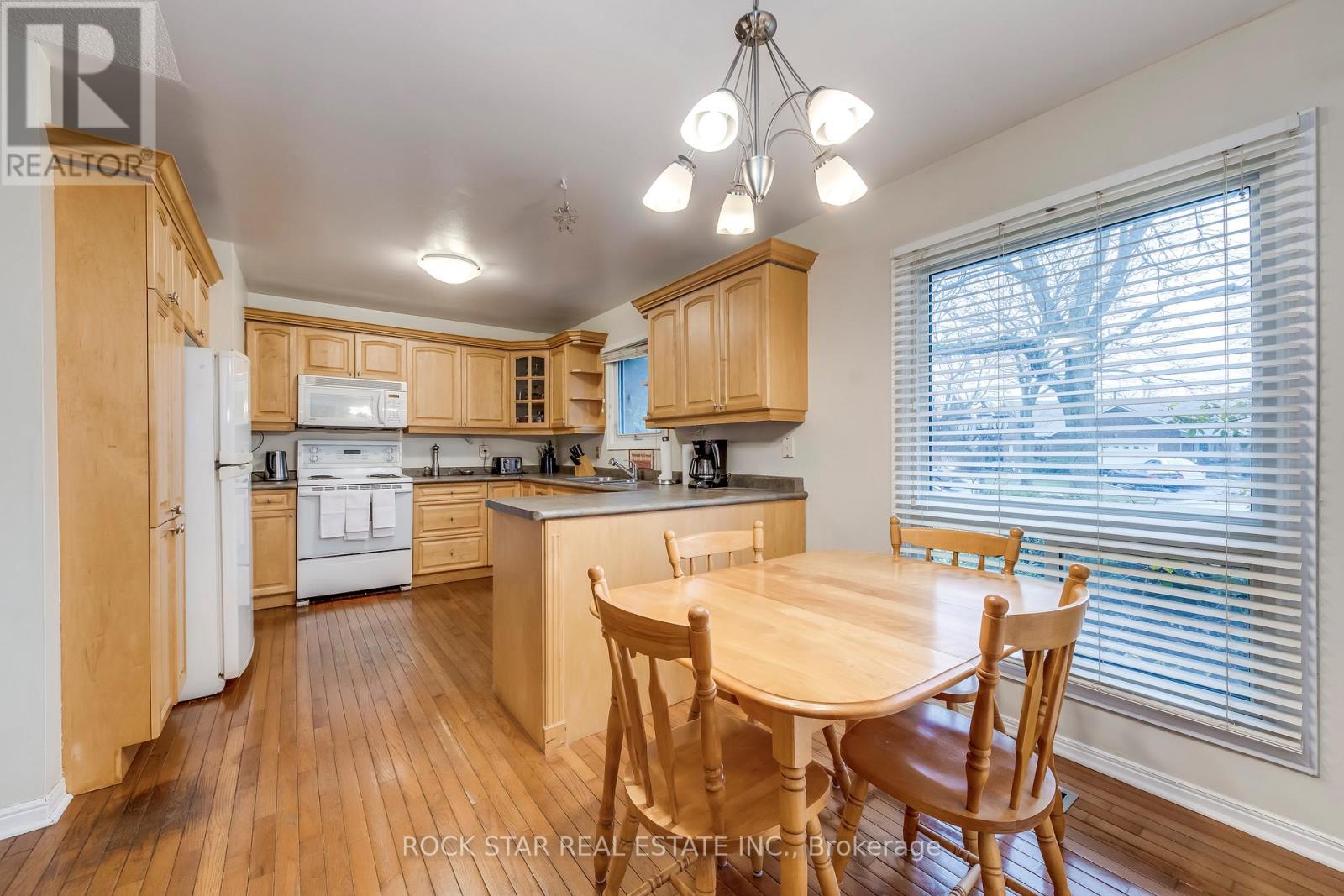 14 Cairnmore Court, Brampton, Ontario  L6Z 1T6 - Photo 4 - W12971662