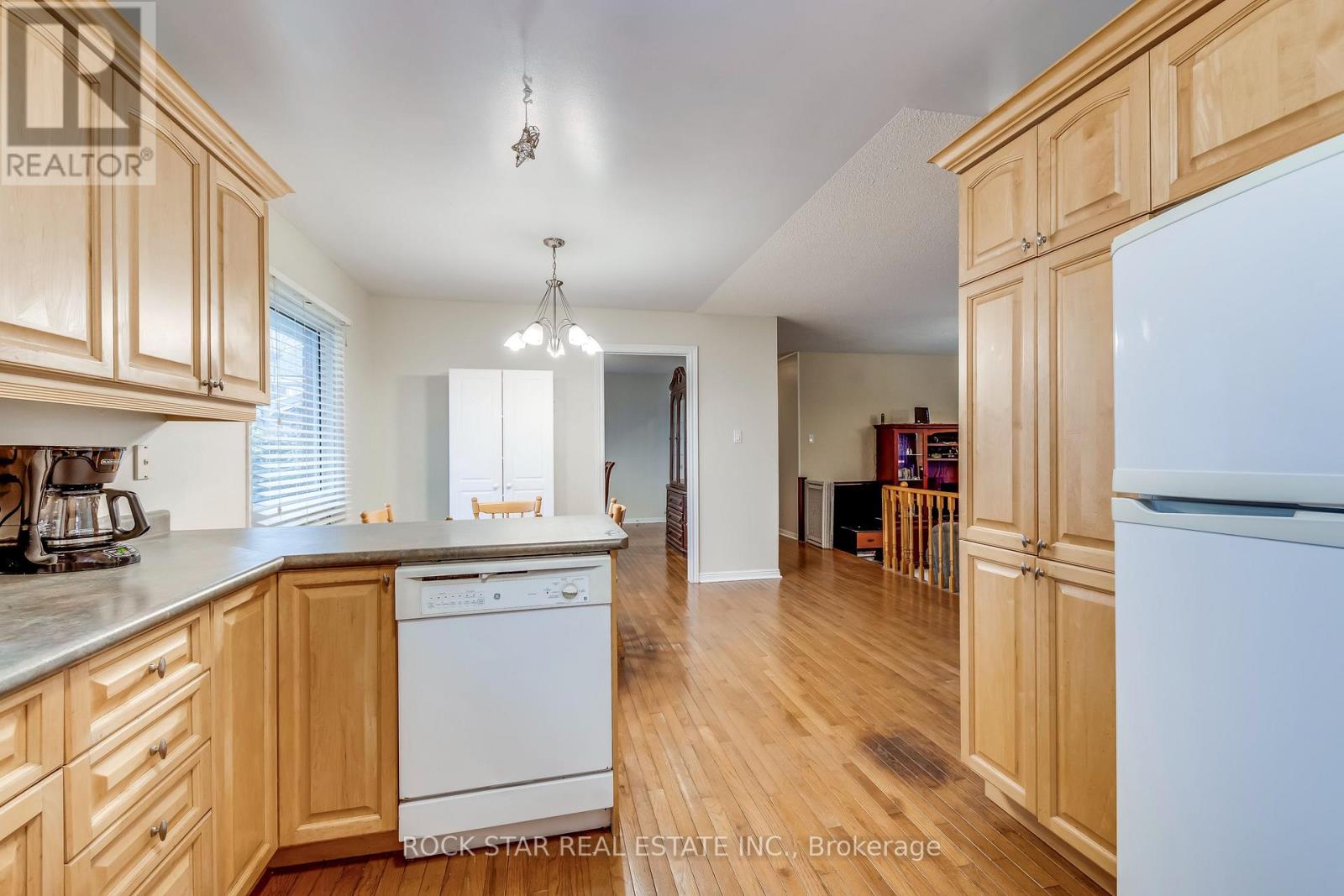 14 Cairnmore Court, Brampton, Ontario  L6Z 1T6 - Photo 6 - W12971662