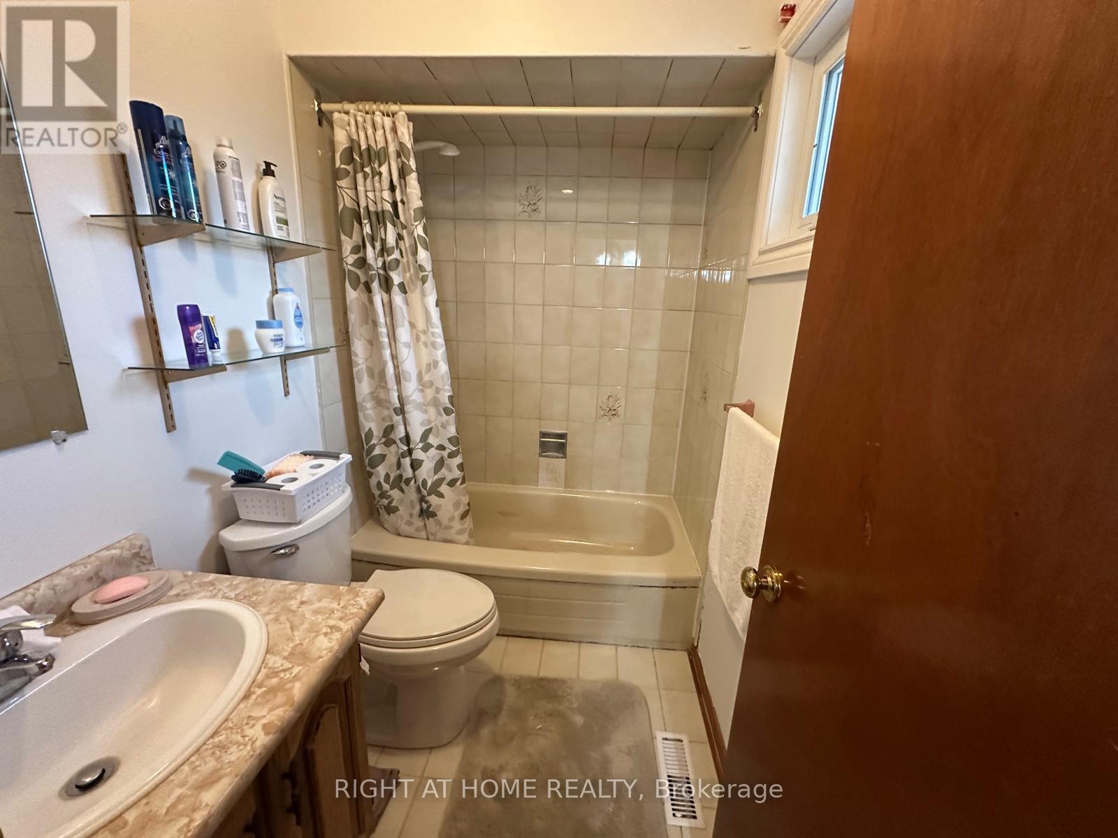 874 Wetherby Lane N, Mississauga, Ontario  L4W 4S9 - Photo 18 - W13040778