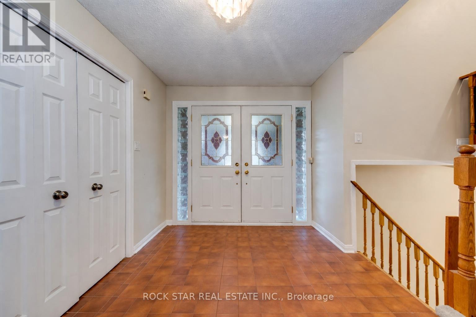 14 Cairnmore Court, Brampton, Ontario  L6Z 1T6 - Photo 3 - W12971662