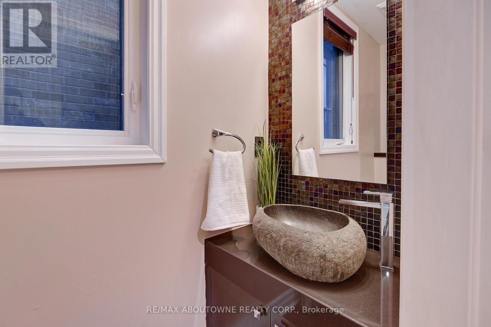 310 Leitch Landing, Milton, Ontario  L9T 7M9 - Photo 6 - W13125256
