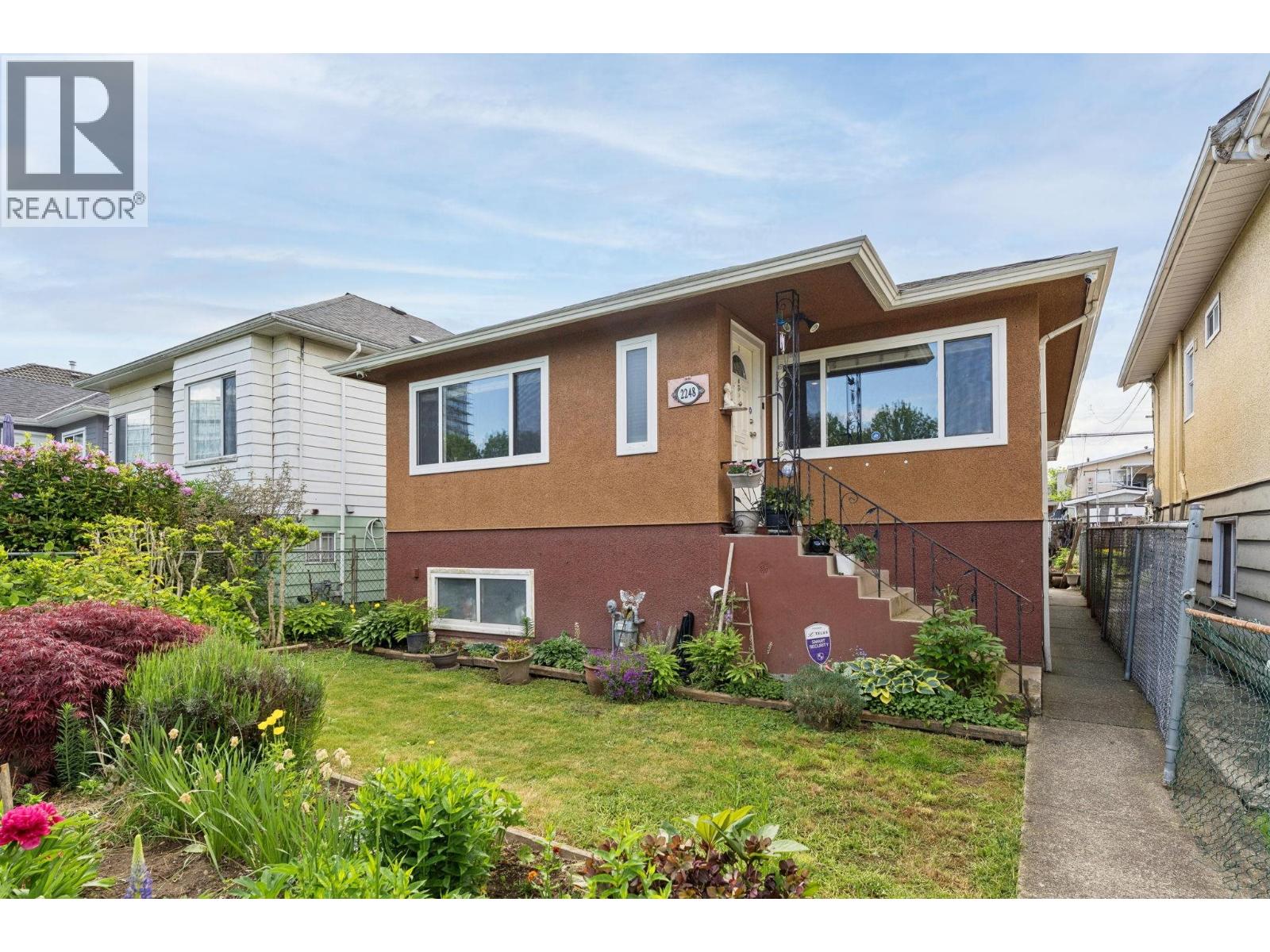 2248 Mannering Avenue, Vancouver, British Columbia  V5N 3C4 - Photo 2 - R3123509