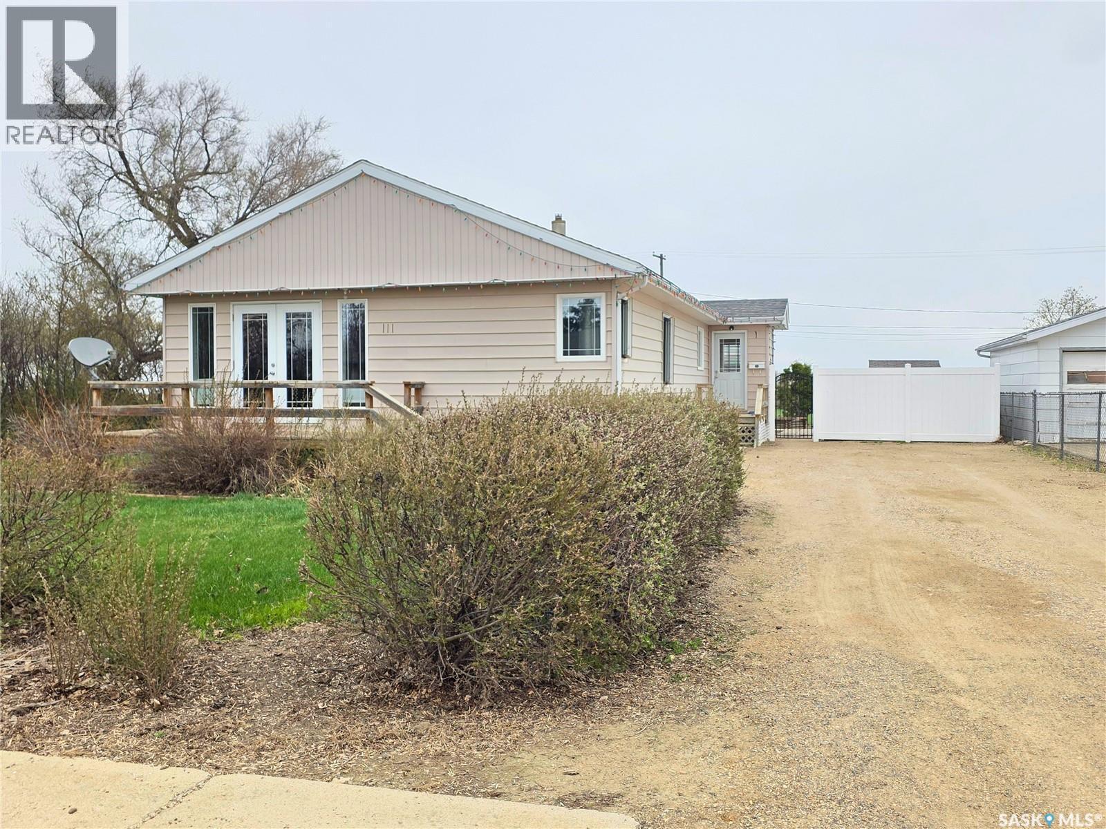 111 4th Avenue N, Lucky Lake, Saskatchewan  S0L 1Z0 - Photo 1 - SK035897