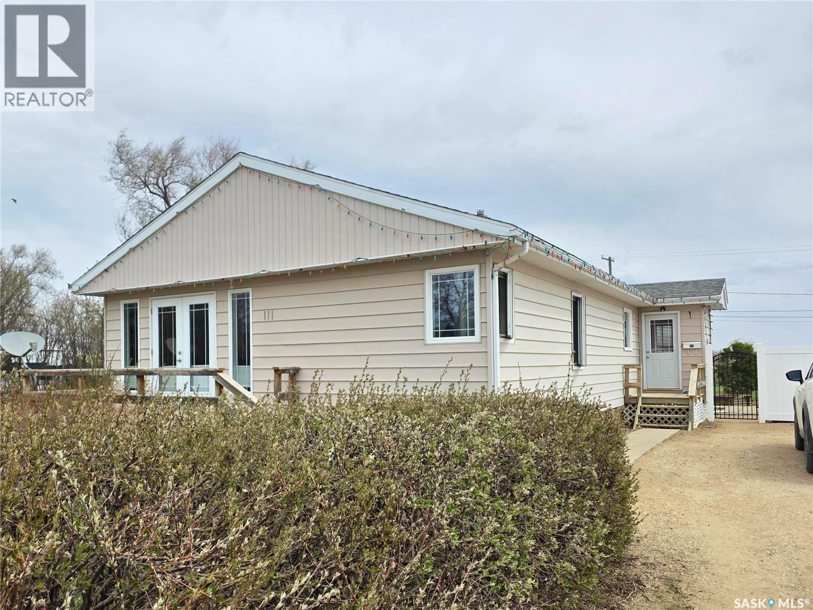 111 4th Avenue N, Lucky Lake, Saskatchewan  S0L 1Z0 - Photo 2 - SK035897