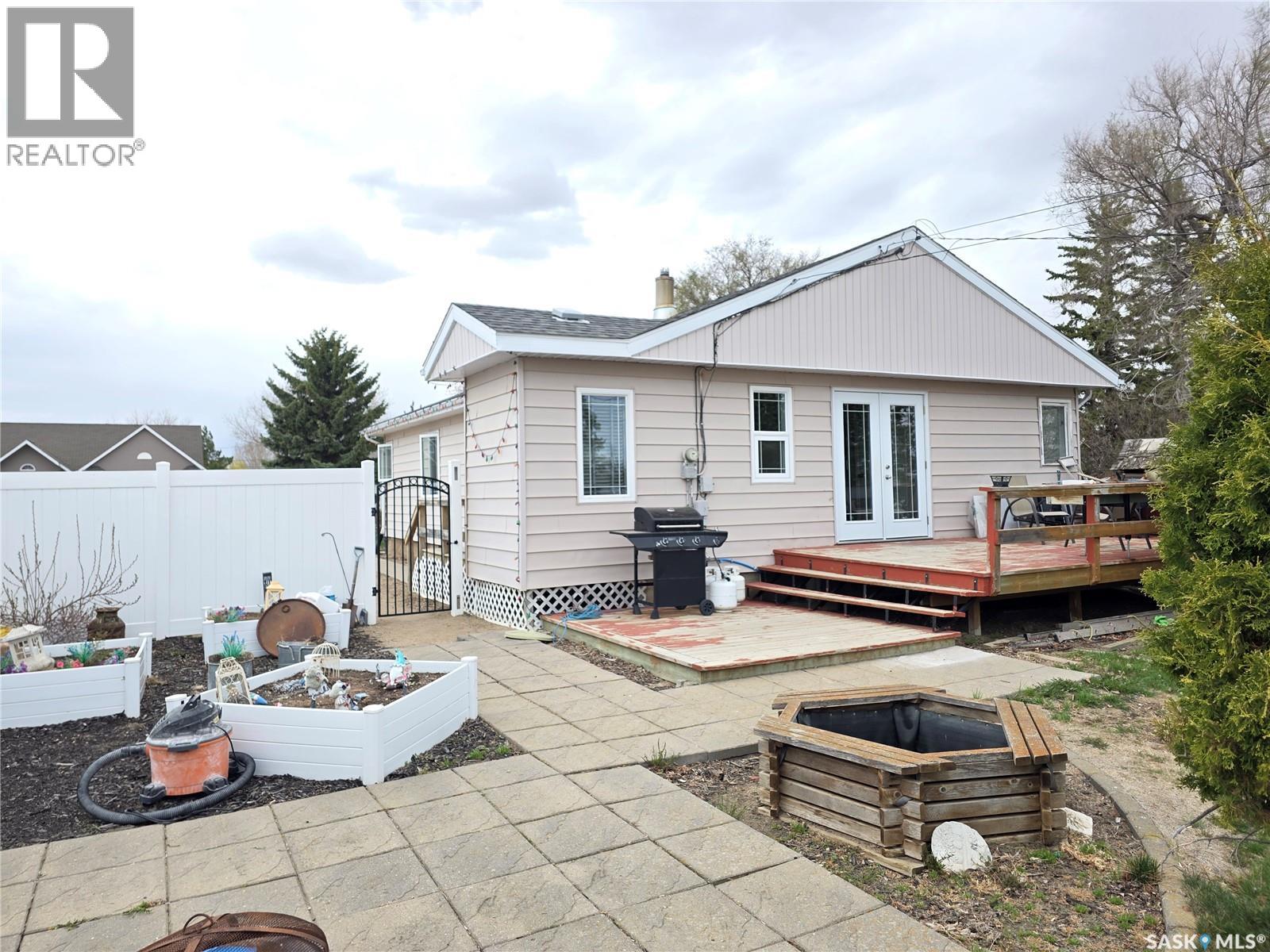 111 4th Avenue N, Lucky Lake, Saskatchewan  S0L 1Z0 - Photo 30 - SK035897