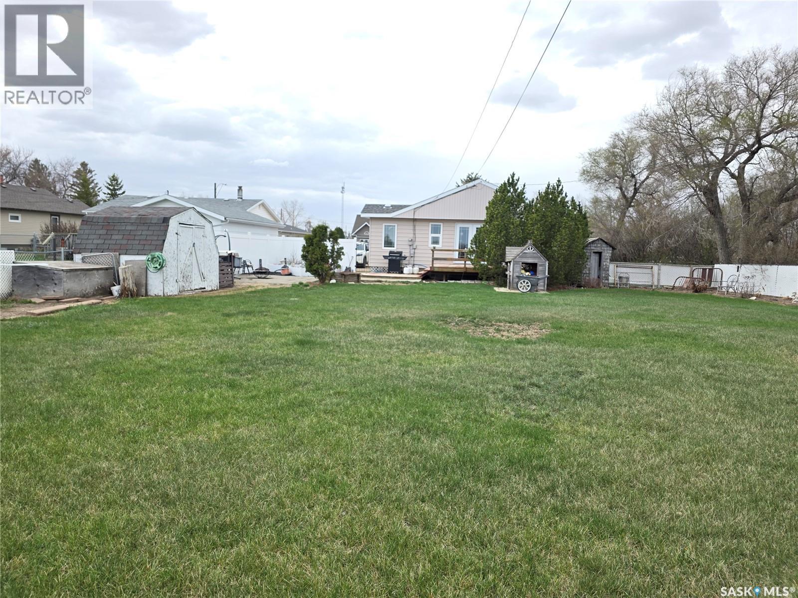 111 4th Avenue N, Lucky Lake, Saskatchewan  S0L 1Z0 - Photo 33 - SK035897