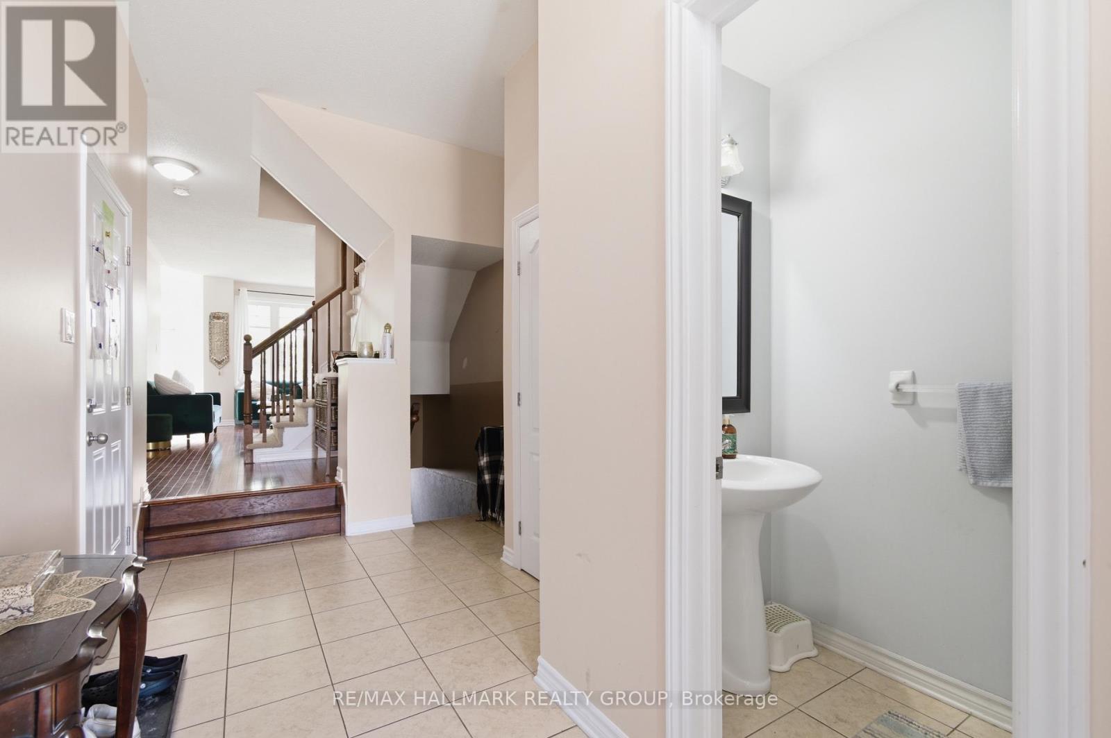 728 Cedar Creek Drive, Ottawa, Ontario K1T 0A9 - Photo 3 - X13125364
