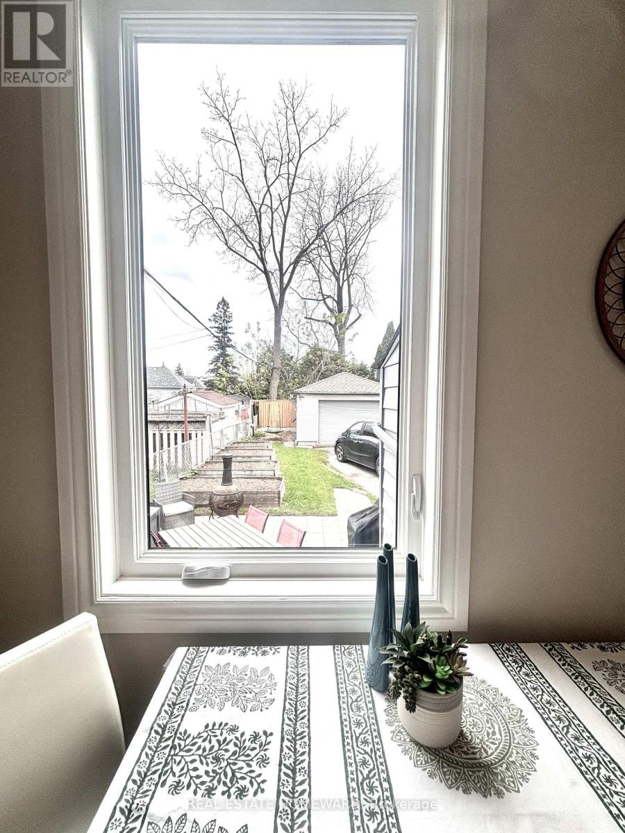 259 Woodmount Avenue, Toronto, Ontario  M4C 4A2 - Photo 13 - E13038652
