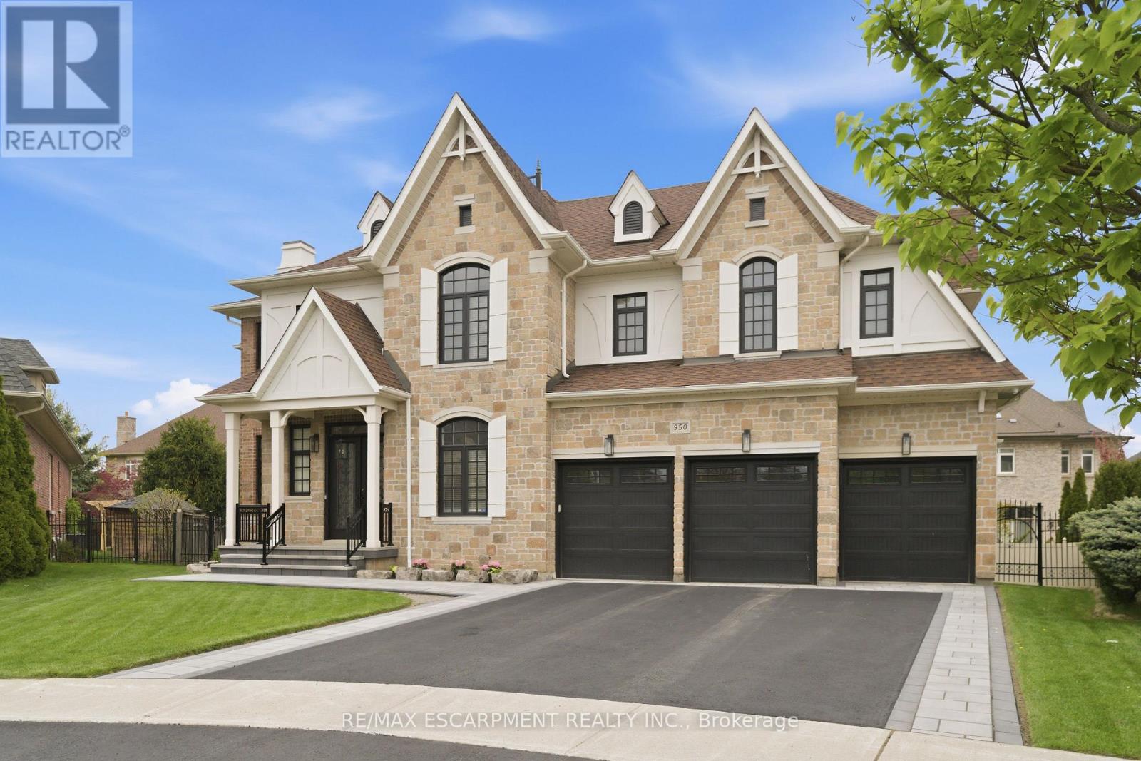 950 Fredonia Drive, Mississauga, Ontario  L5C 2W4 - Photo 1 - W13125354