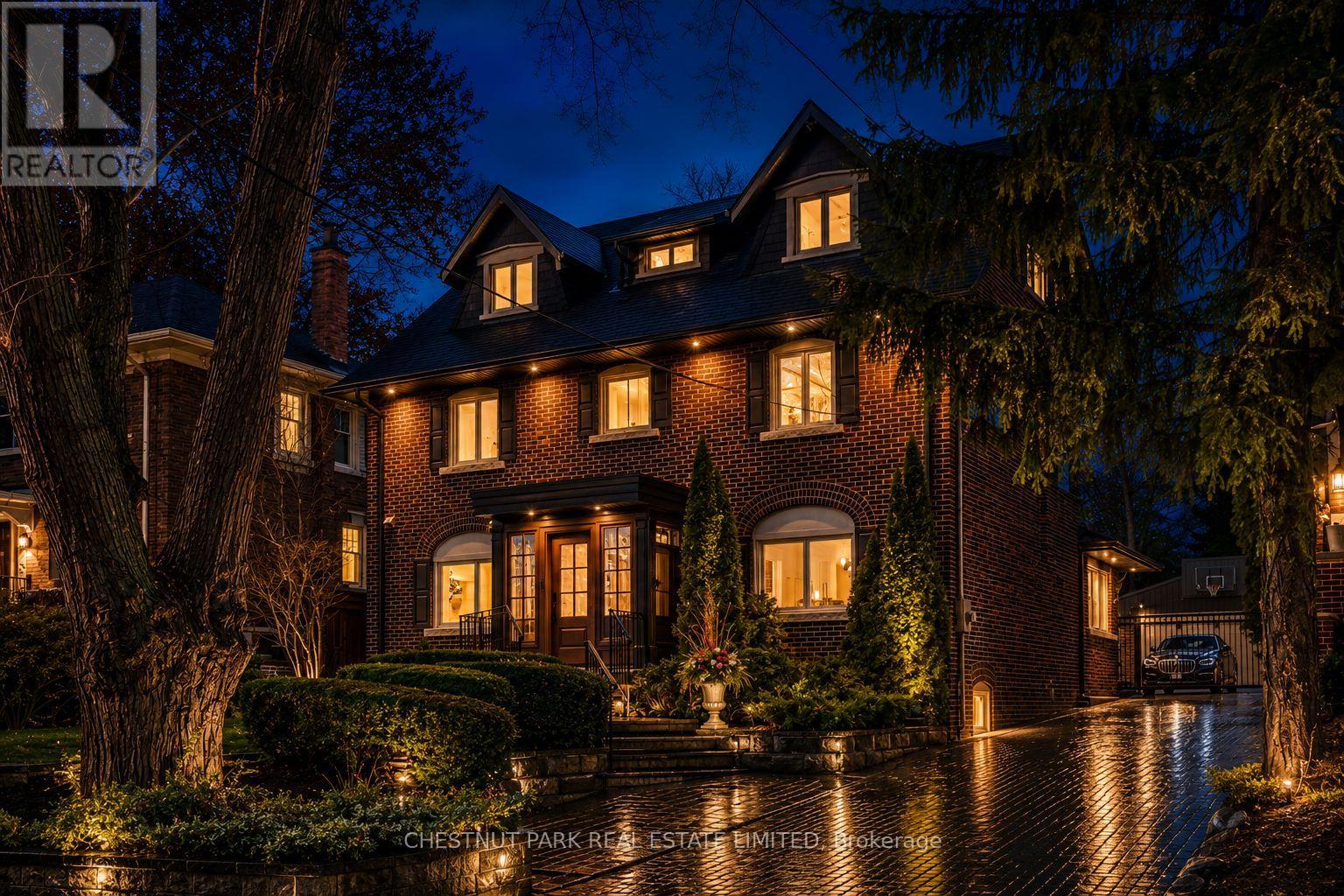 35 WEYBOURNE CRESCENT, Toronto, Ontario