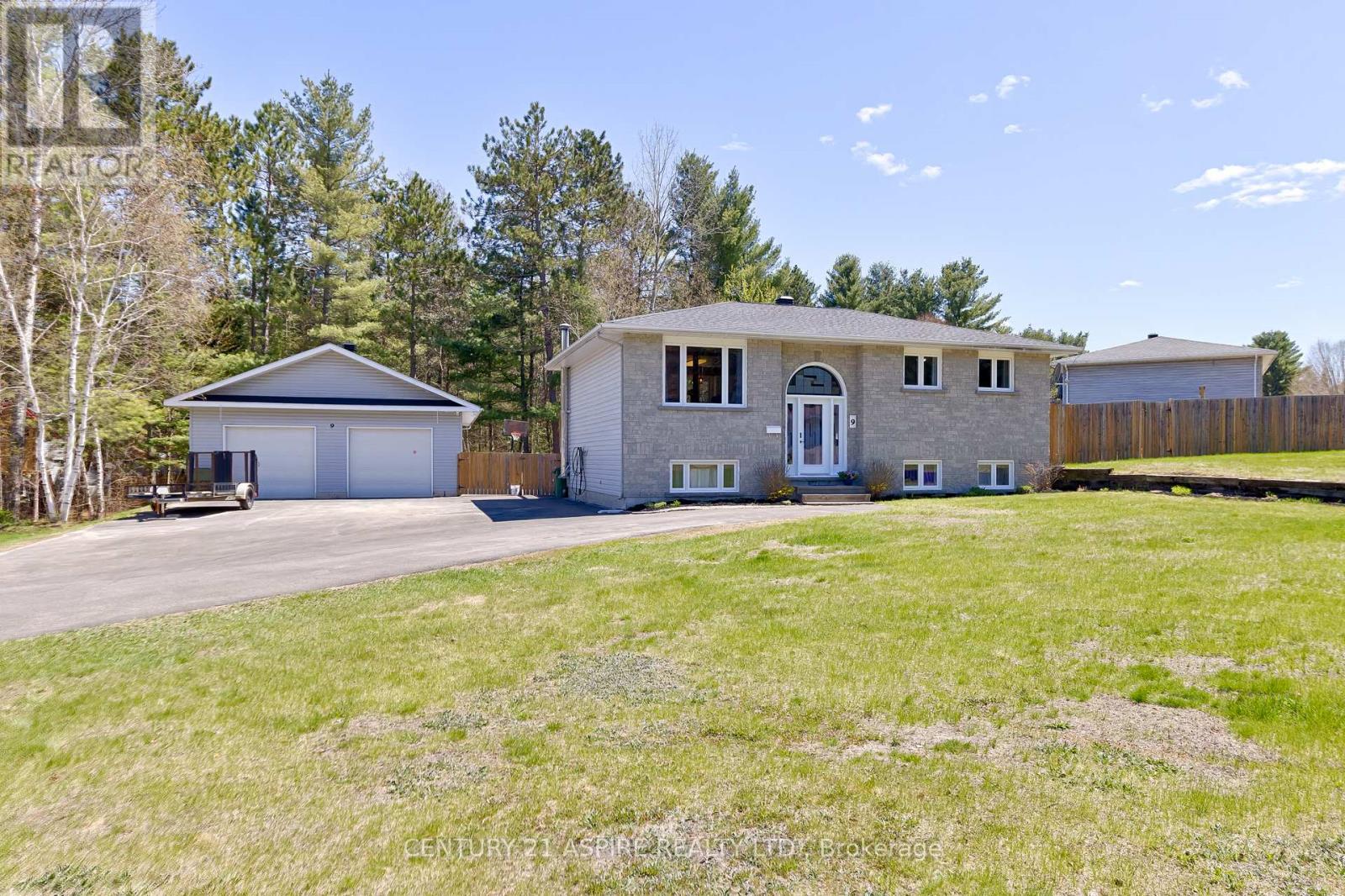 9 JAMIE CRESCENT, Petawawa, Ontario