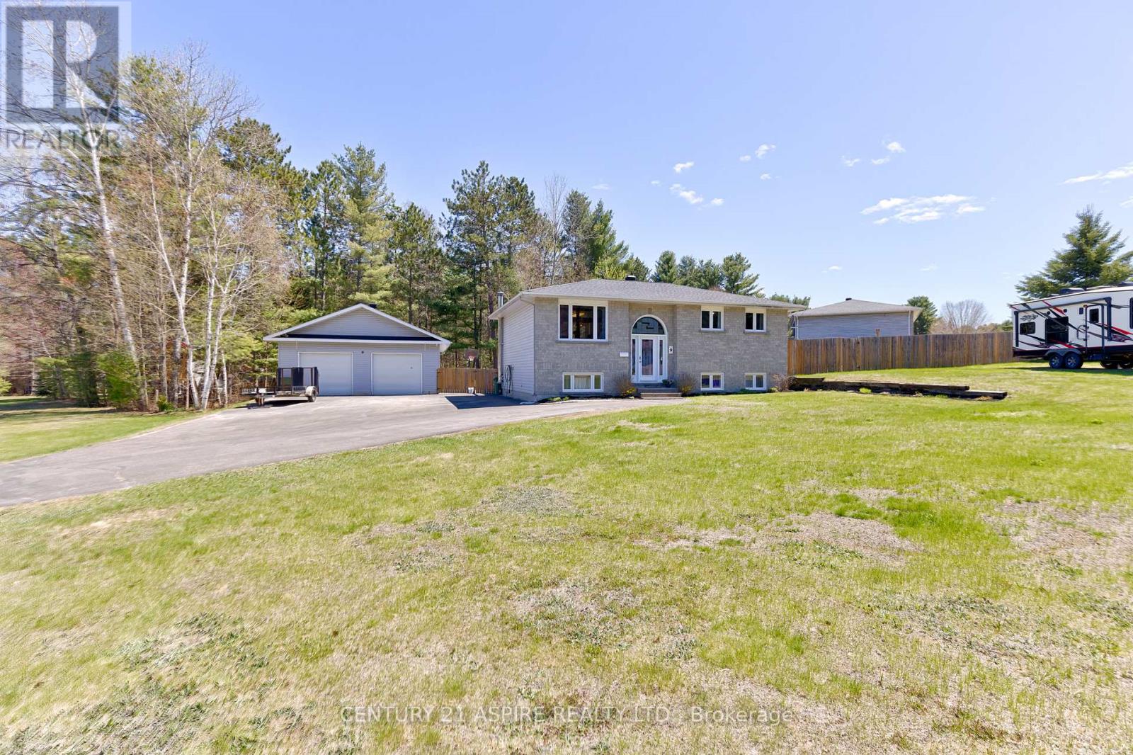9 Jamie Crescent, Petawawa, Ontario  K8H 3N2 - Photo 2 - X13125528