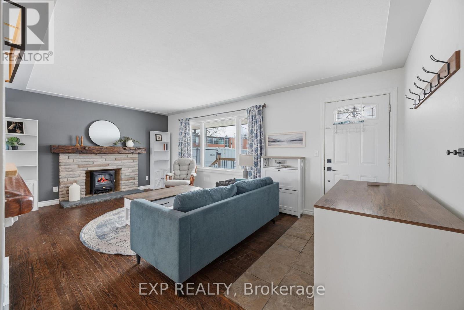 597 Gold Street, Warwick, Ontario  N0M 2S0 - Photo 2 - X12864380