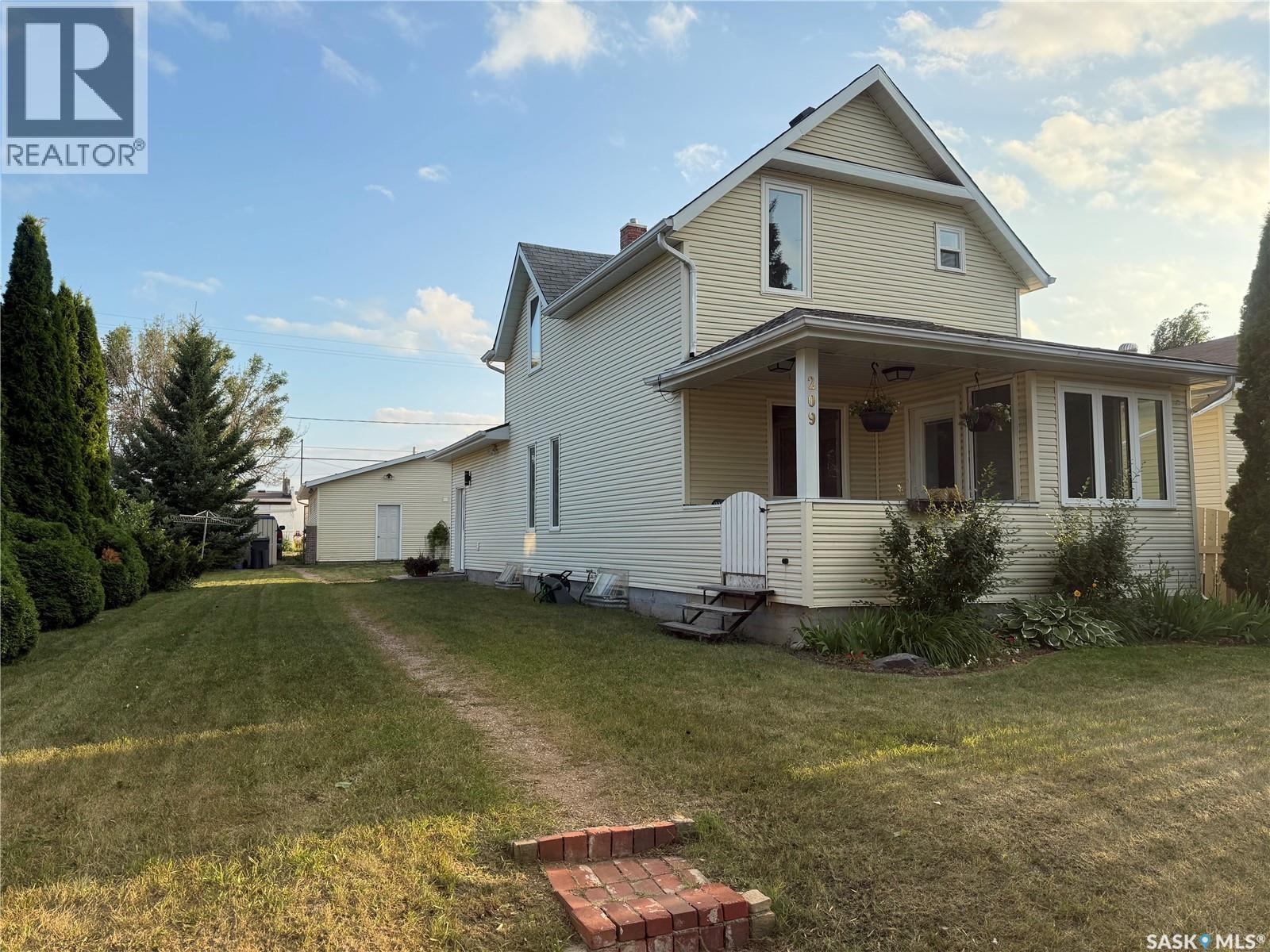 209 4th Avenue W, Melville, Saskatchewan  S0A 2P0 - Photo 1 - SK035878