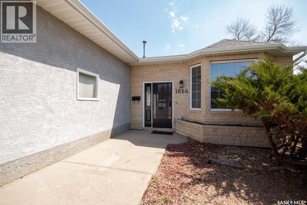 1666 Marshall Crescent, Moose Jaw, Saskatchewan  S6H 3G7 - Photo 2 - SK035797