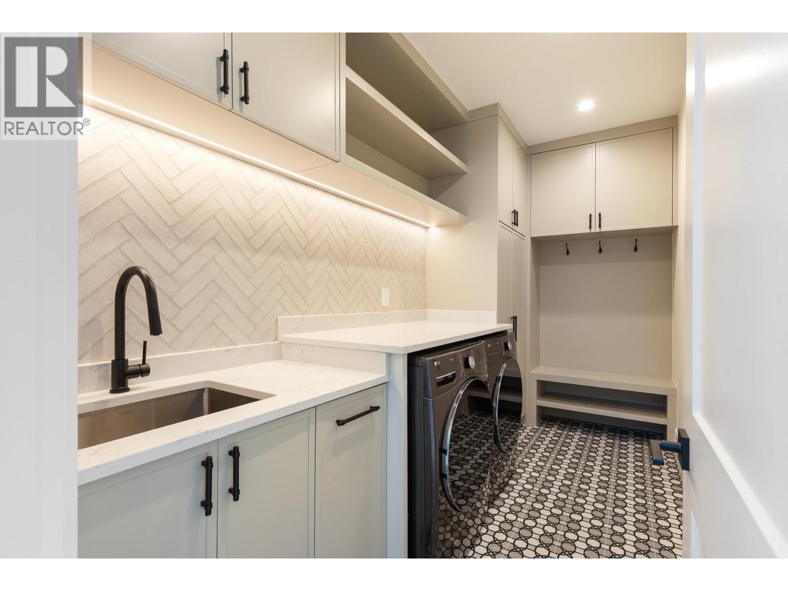 3502 Danielson Drive, Coquitlam, British Columbia  V3E 3H2 - Photo 5 - R3123384