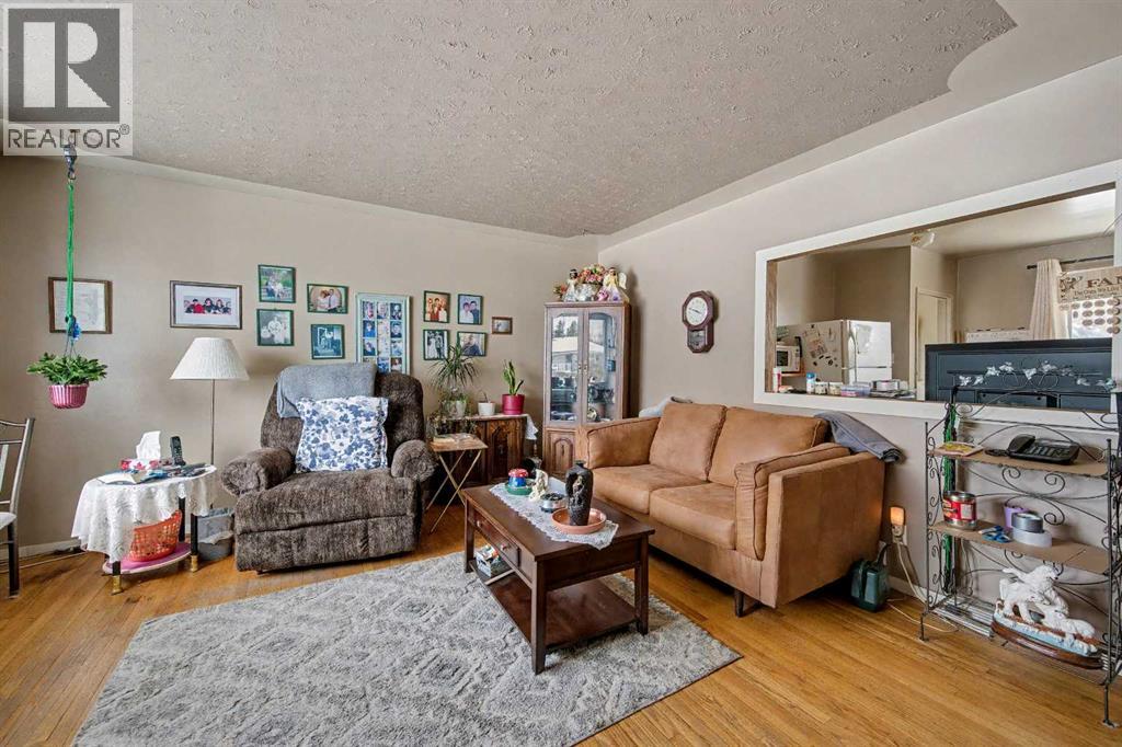 2428 46 Street SE, Calgary, Alberta  T2B 1K9 - Photo 3 - A2302790