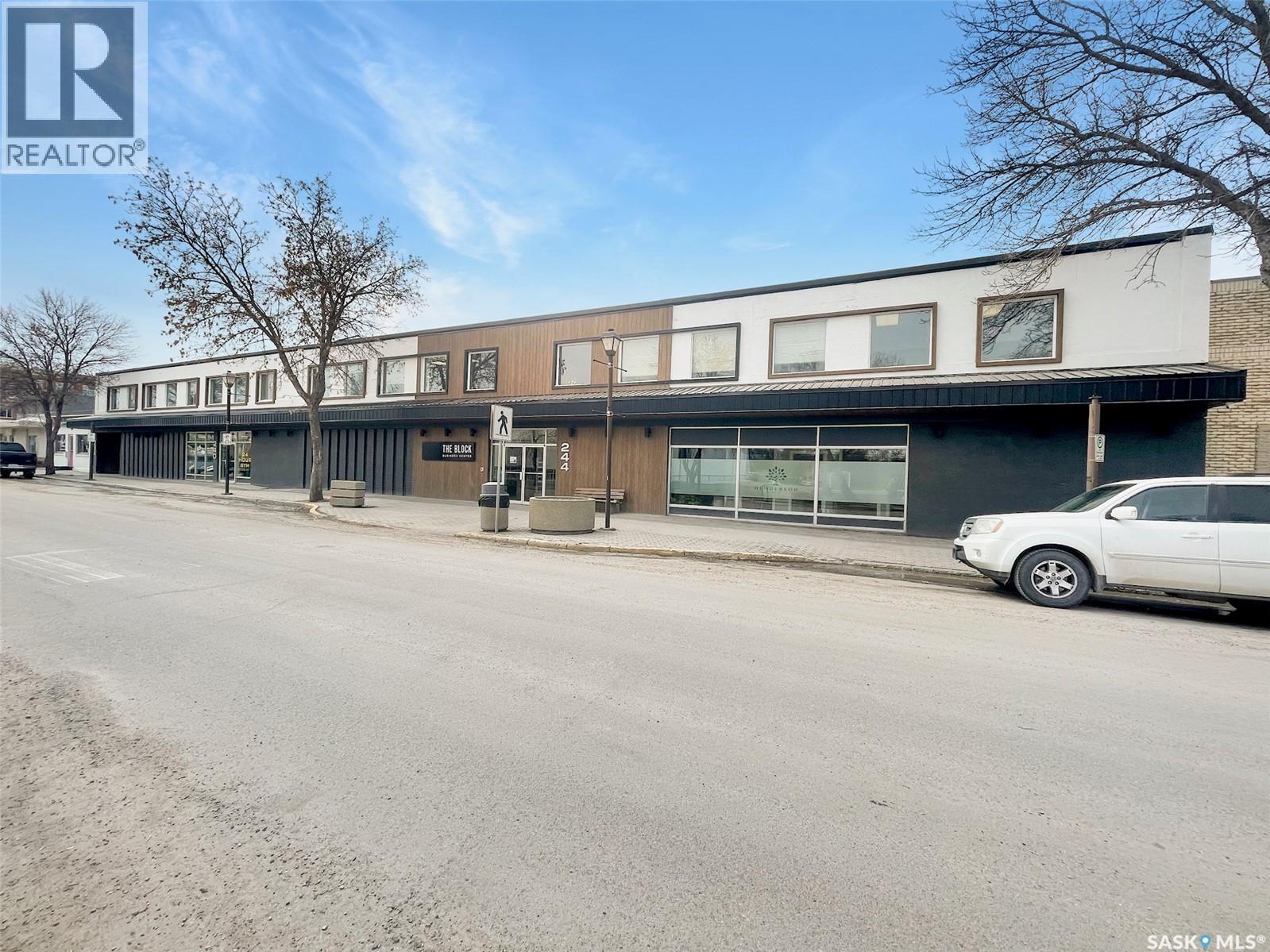 203 244 1st Avenue Ne, Swift Current, Saskatchewan  S9H 2B4 - Photo 1 - SK035948