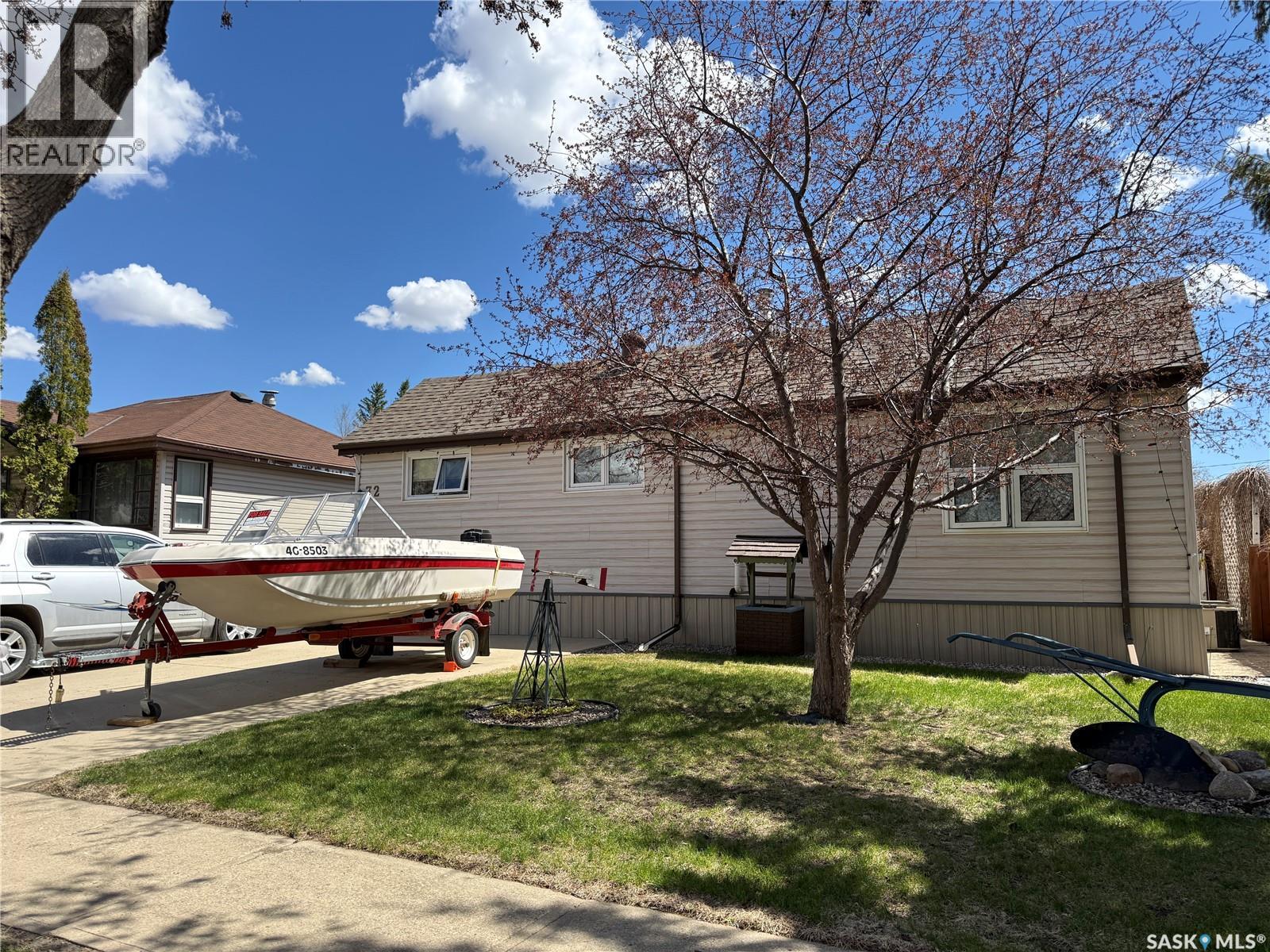 72 11th Street, Weyburn, Saskatchewan  S4H 1J3 - Photo 1 - SK035916