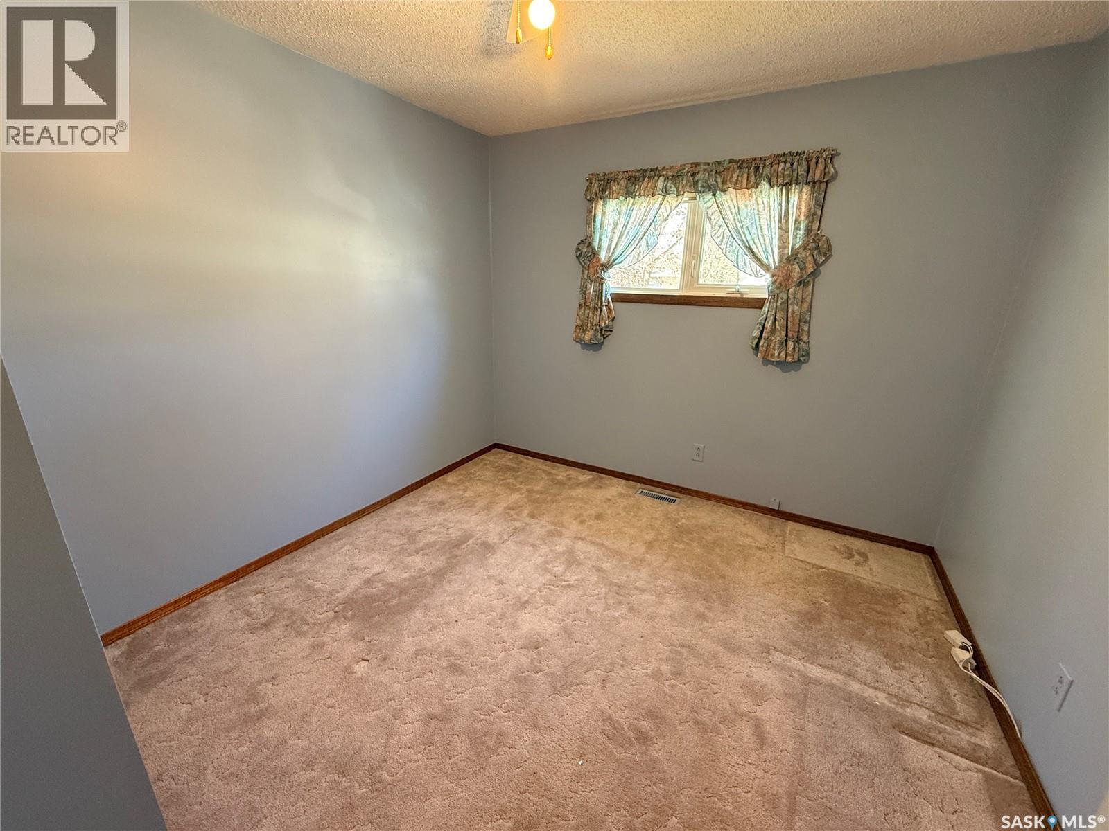 72 11th Street, Weyburn, Saskatchewan  S4H 1J3 - Photo 11 - SK035916