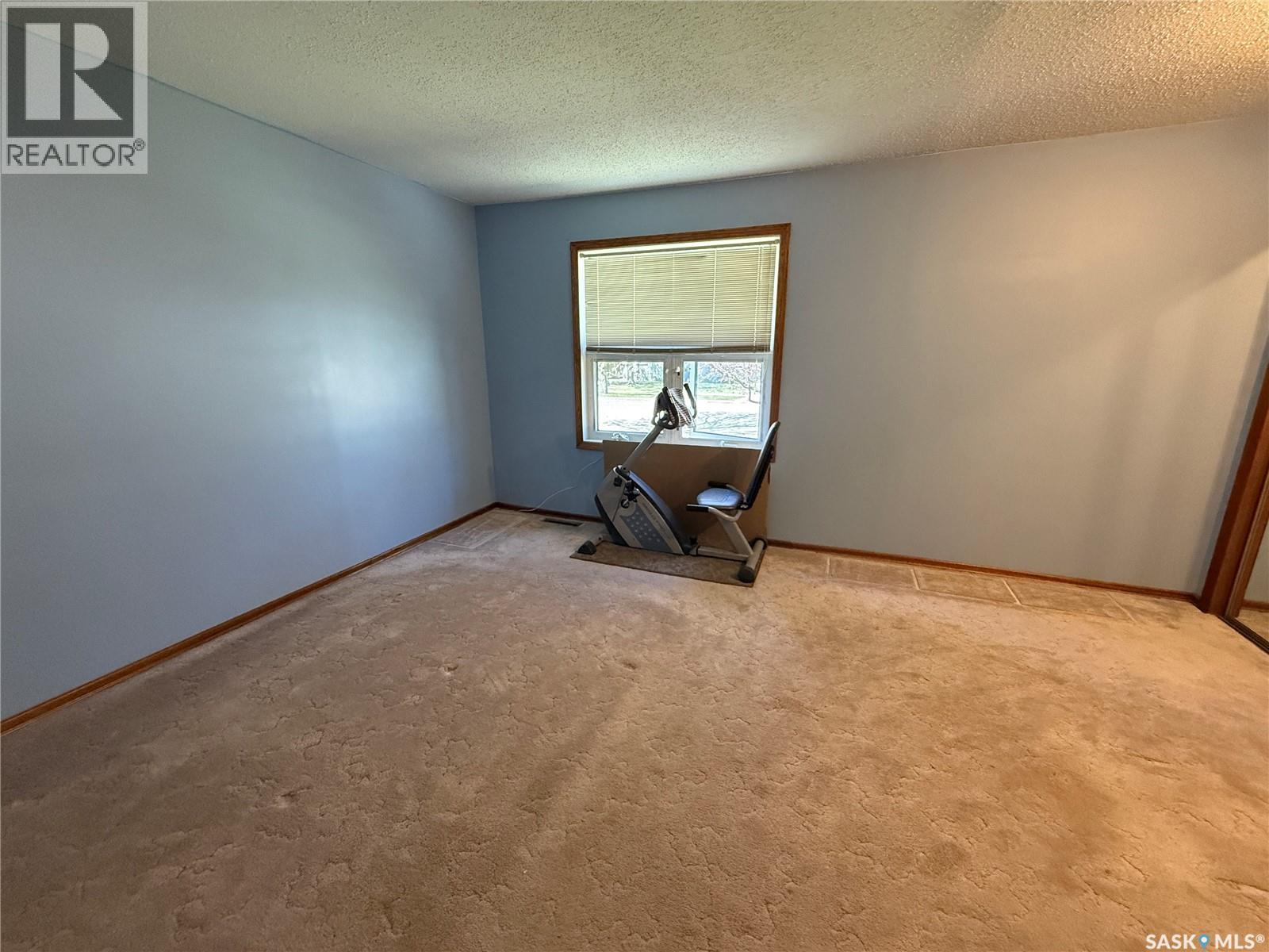 72 11th Street, Weyburn, Saskatchewan  S4H 1J3 - Photo 14 - SK035916