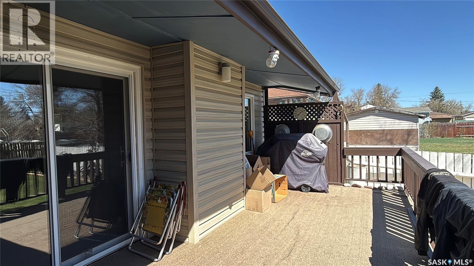 72 11th Street, Weyburn, Saskatchewan  S4H 1J3 - Photo 2 - SK035916