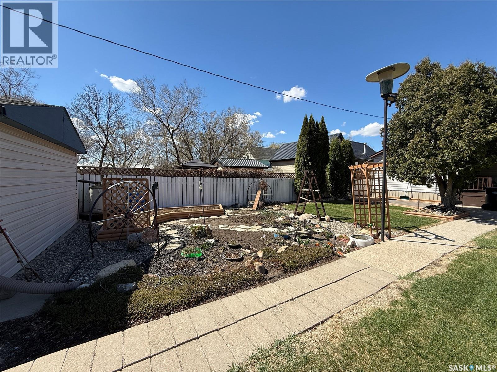 72 11th Street, Weyburn, Saskatchewan  S4H 1J3 - Photo 25 - SK035916