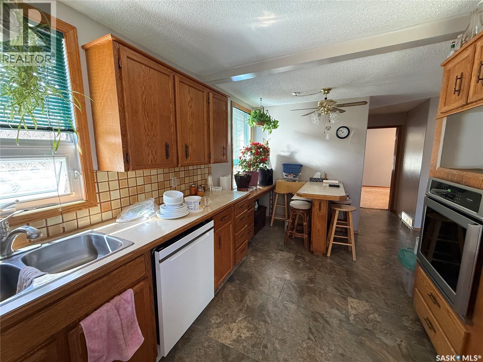 72 11th Street, Weyburn, Saskatchewan  S4H 1J3 - Photo 3 - SK035916