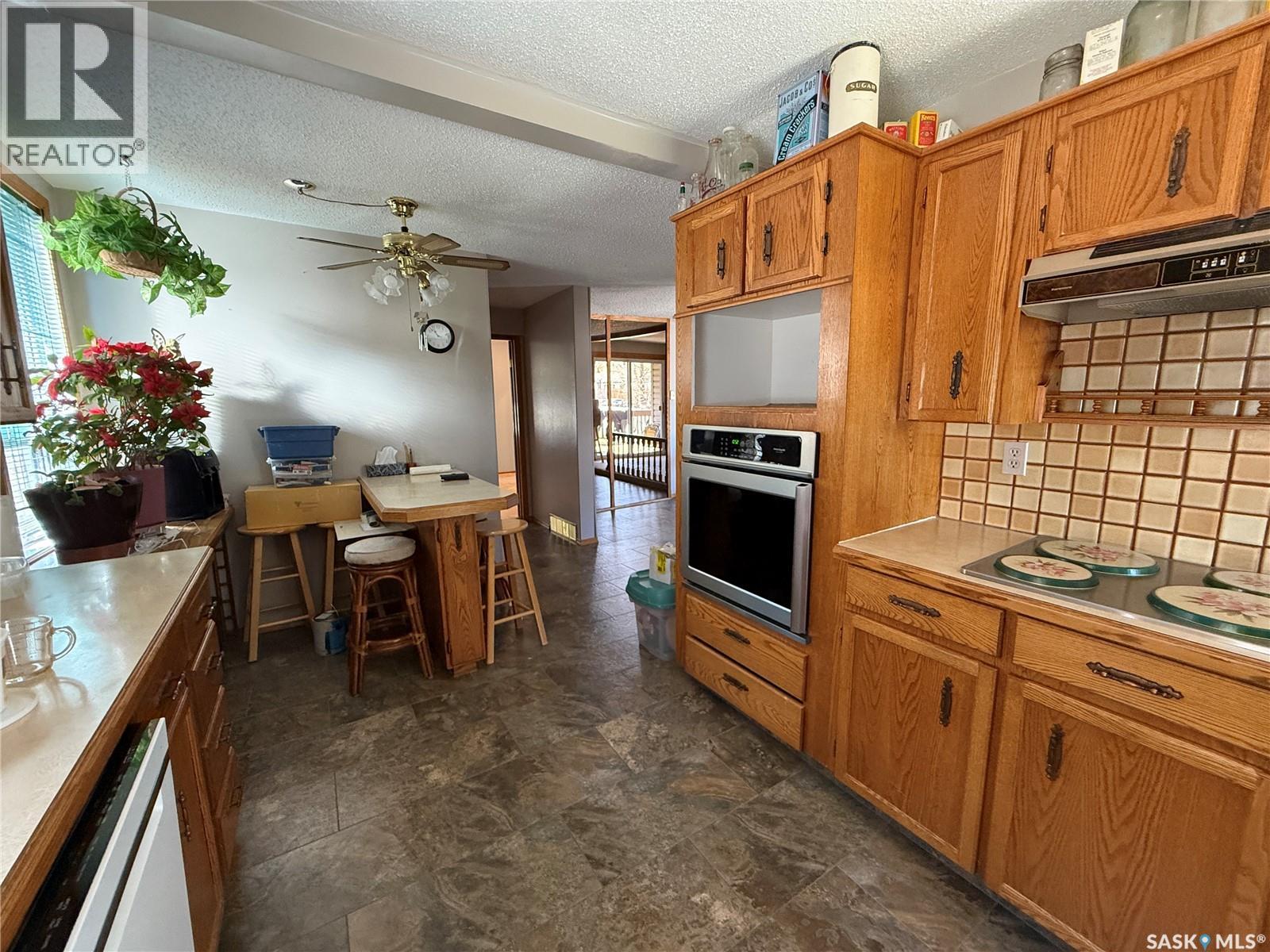72 11th Street, Weyburn, Saskatchewan  S4H 1J3 - Photo 4 - SK035916