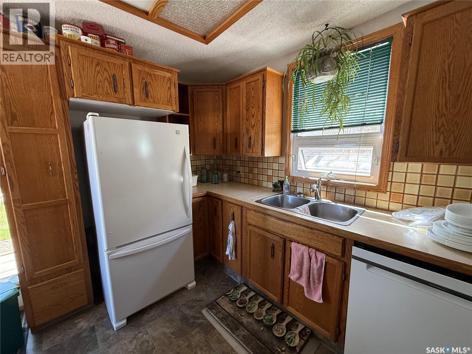 72 11th Street, Weyburn, Saskatchewan  S4H 1J3 - Photo 5 - SK035916