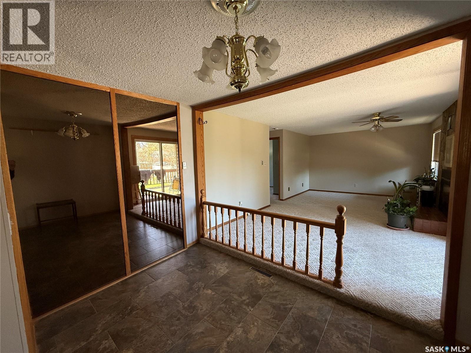72 11th Street, Weyburn, Saskatchewan  S4H 1J3 - Photo 6 - SK035916
