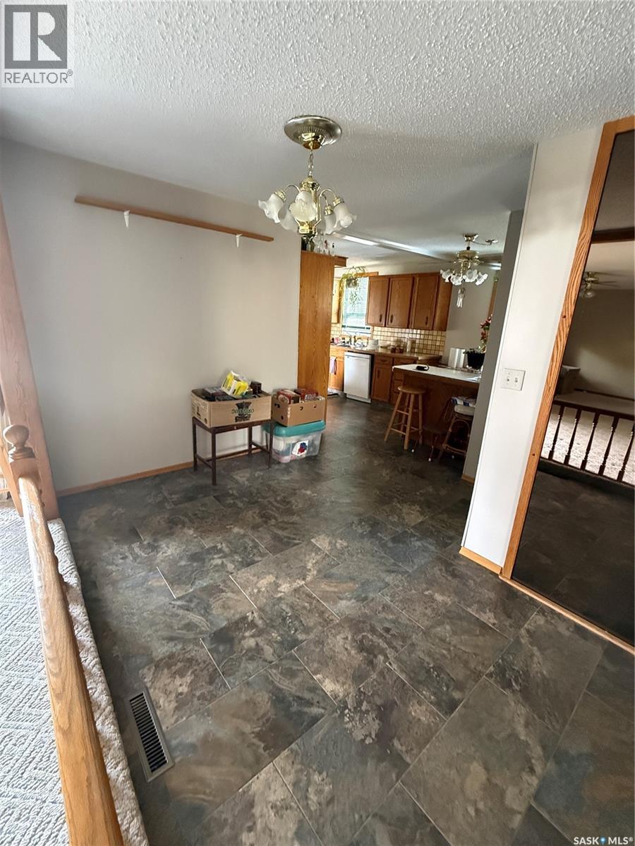 72 11th Street, Weyburn, Saskatchewan  S4H 1J3 - Photo 7 - SK035916