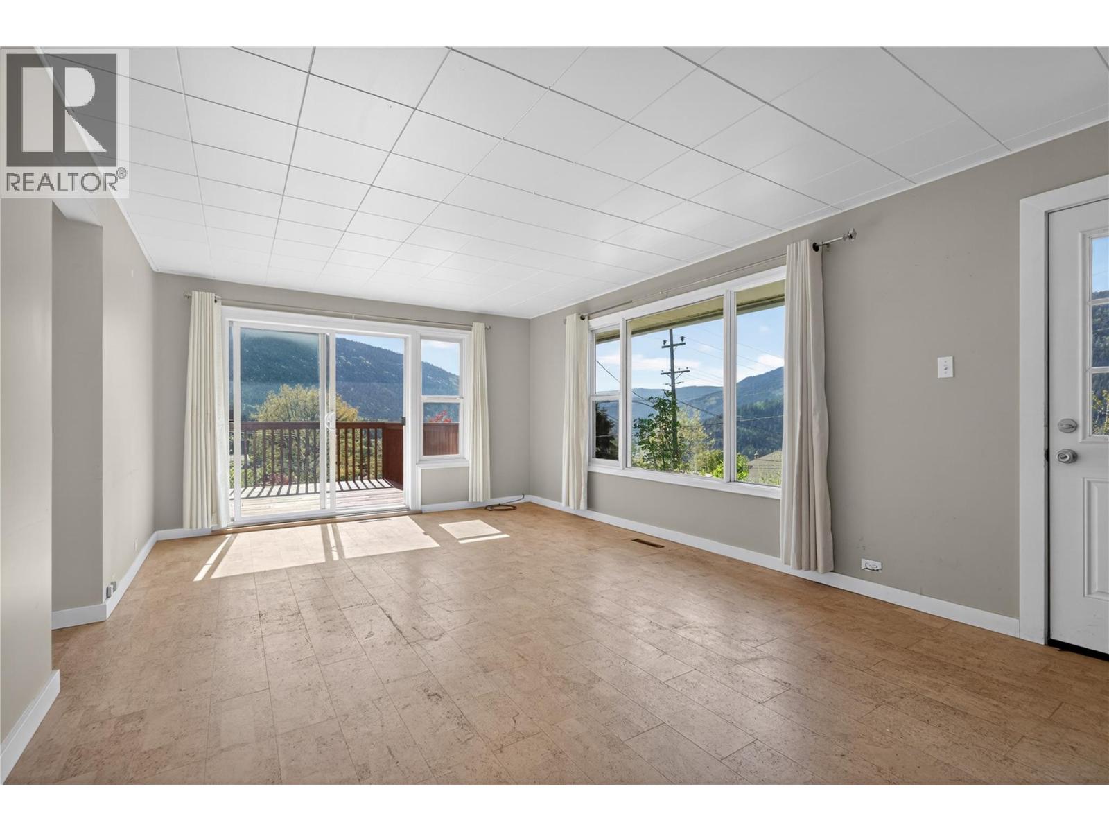 902 Gore Street, Nelson, British Columbia  V1L 5C9 - Photo 5 - 10387403