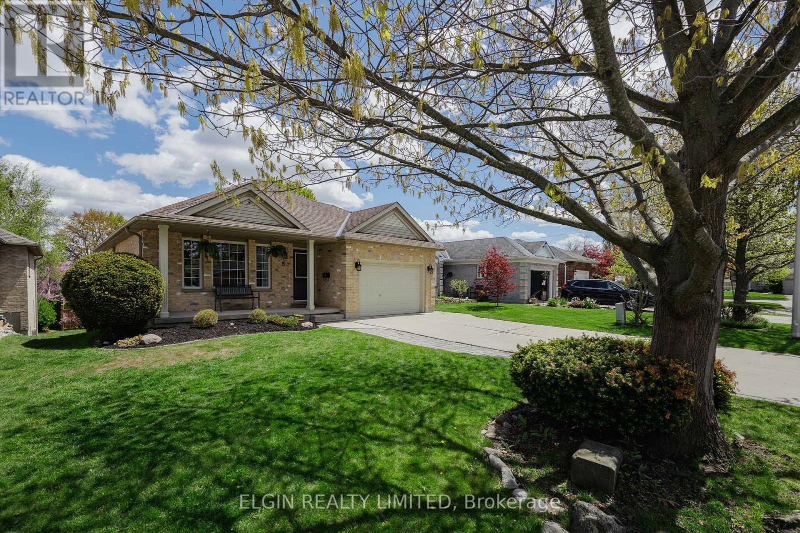 5 Rodney Crescent, St. Thomas, Ontario  N5R 6E1 - Photo 2 - X13126010