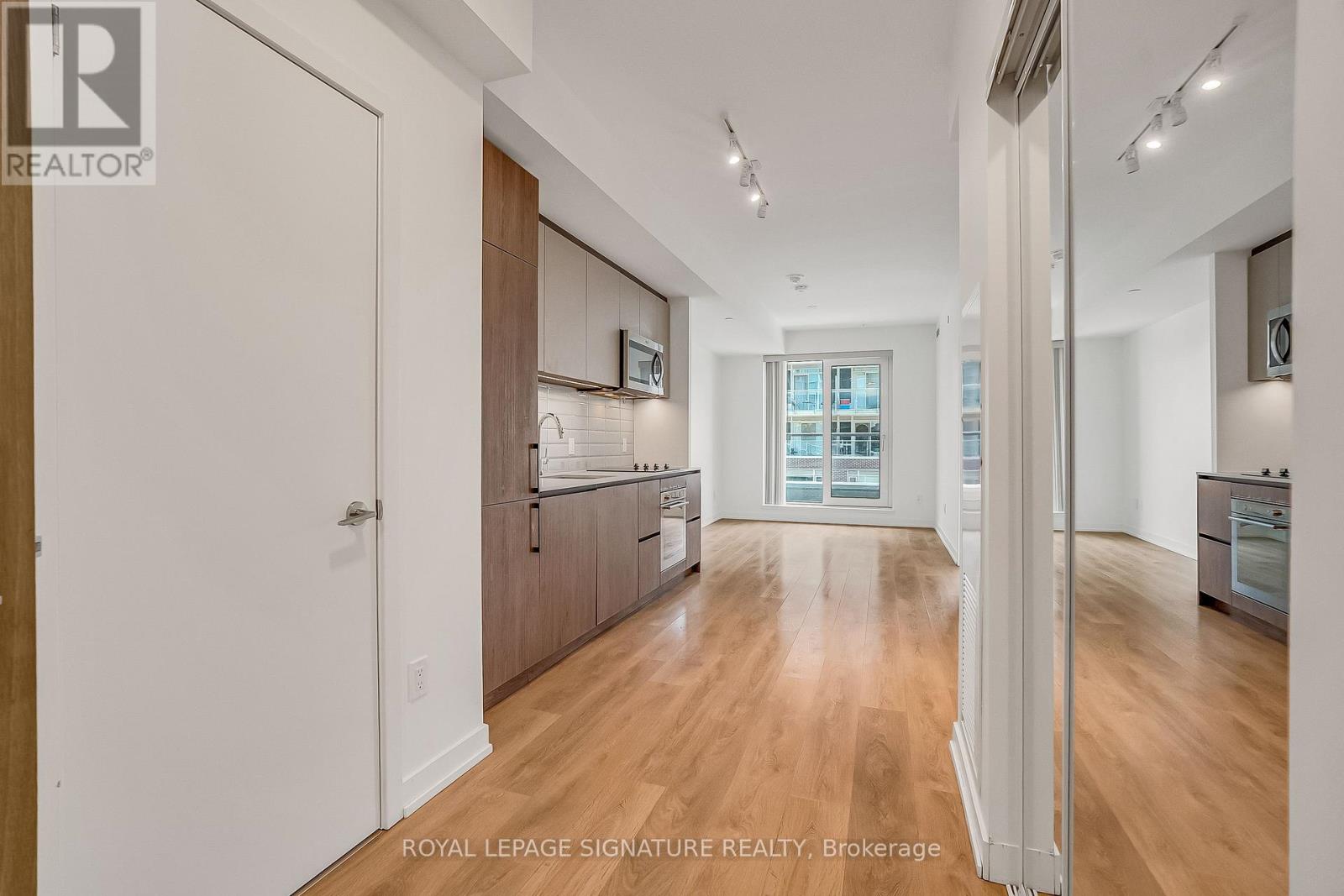 150 Logan Avenue, Toronto, Ontario  M4M 0E4 - Photo 5 - E13125990