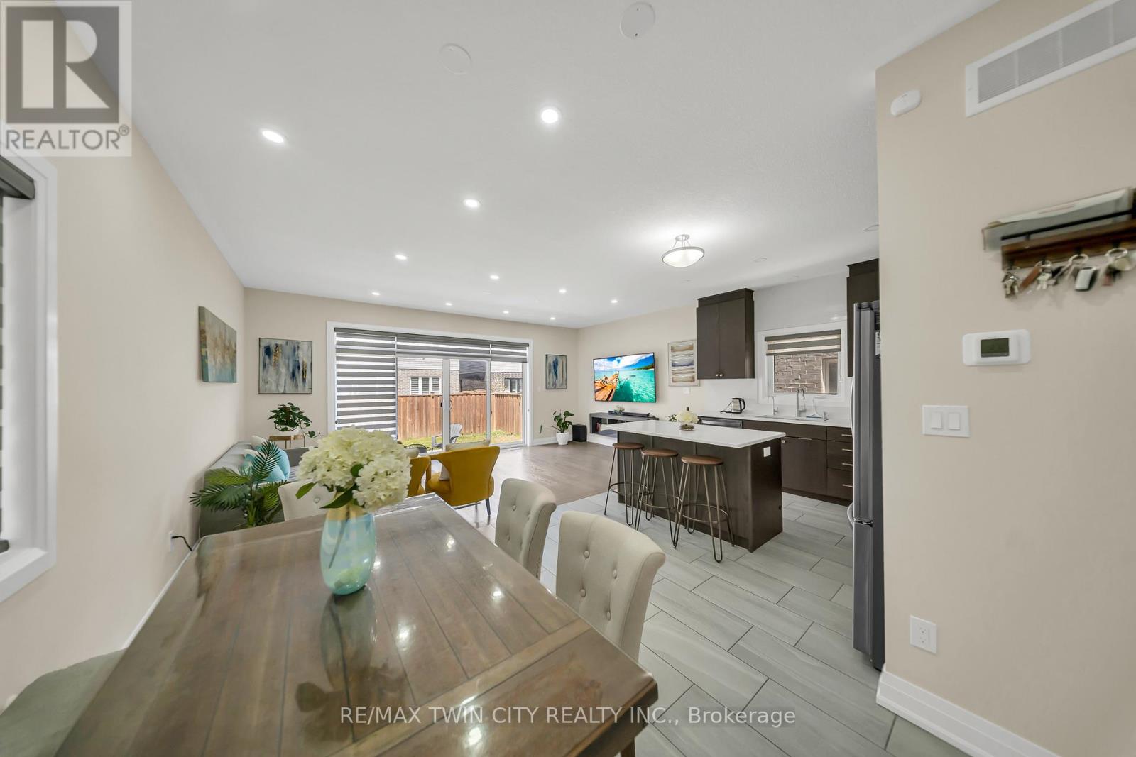 107 Monarch Woods Drive, Kitchener, Ontario  N2P 0K2 - Photo 5 - X13125950