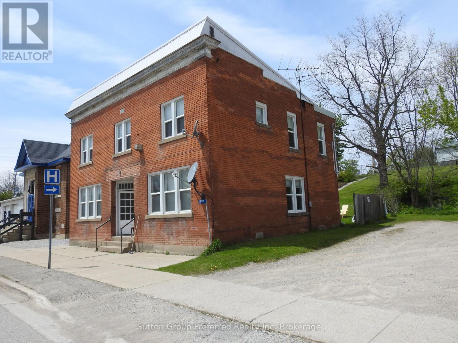 1792 Longwoods Road, Southwest Middlesex, Ontario  N0L 2N9 - Photo 1 - X12680444