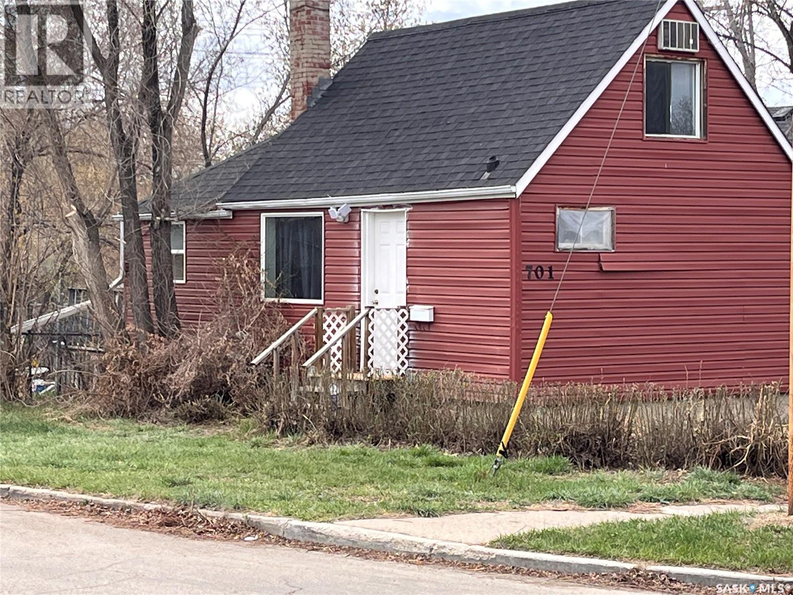 701 I Avenue N, Saskatoon, Saskatchewan  S7L 2H1 - Photo 2 - SK035804