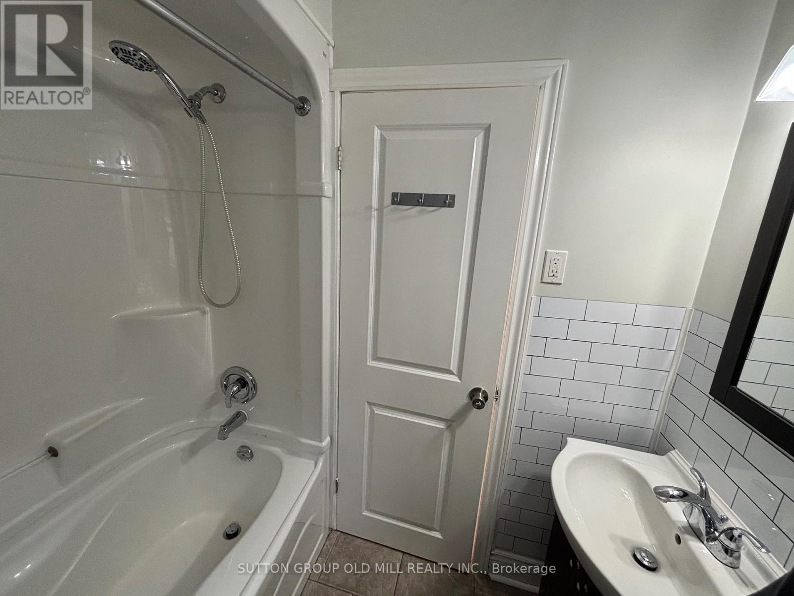 Upper - 85a Evans Avenue, Toronto, Ontario  M8Z 1H7 - Photo 10 - W13126180